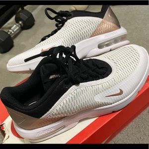 Nike AirMax Advantage 3 (Worn once) Like new!!